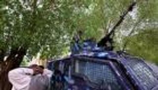 أسلحة على ظهور "الإبل".. عصابة بقبضة الأمن السوداني