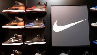 أحذية نايكي معروضة في نيويورك - رويترز