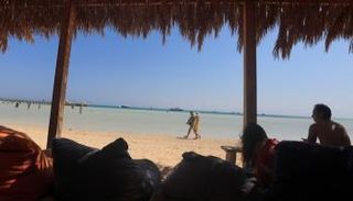 سائحون على أحد شواطئ البحر الأحمر في الغردقة بمصر- رويترز