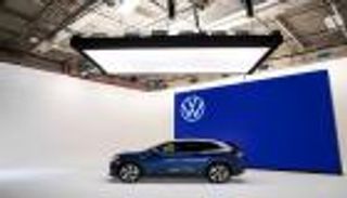 سباق خاص.. فولكسفاجن تتحدى تويوتا وهوندا بأول سيارة كهربائية رباعية الدفع