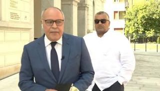 مراسل العربية أثناء تغطية محاكمة الخليفي