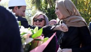أردرن تشارك في مراسم إزاحة الستار عن لوحة تذكارية لضحايا المسجدين