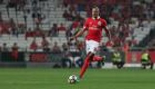 اللاعب الزجاجي.. الأهلي السعودي يتعاقد مع نجم بنفيكا