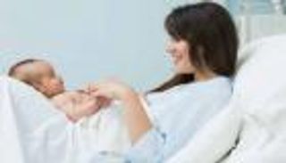 لمسة الآباء تُلطف "إشارات الألم" في مخ أطفالهم