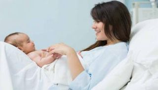 لمسة الآباء تضعف إشارات الألم في مخ الأطفال إلى حد ما - أرشيفية