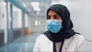 سارة العنزي.. سعودية تروي قصتها على مقعد "سائق الإسعاف"