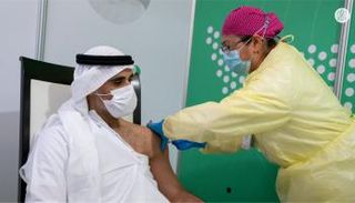 الشيخ خالد بن محمد بن زايد آل نهيان أثناء تلقيه جرعة من لقاح كورونا