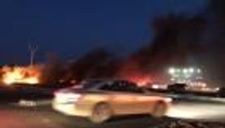 محتجون يشعلون النار بشوارع طرابلس والغرب الليبي