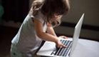 الطفلة المعجزة.. كشفت آلاف تطبيقات الاحتيال وحذرت جوجل وأبل