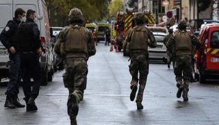 عناصر من الأمن الفرنسي تنتشر في مكان الهجوم