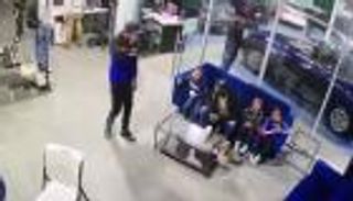 بالفيديو.. هرب الجميع وبقي الأب في مواجهة الرصاص