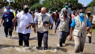 موظفو الأمم المتحدة خلال تجولهم بجنوب السودان