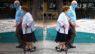 مسنان يرتديان الكمامة في العاصمة الإسبانية مدريد