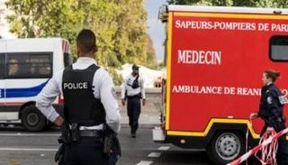 عناصر من الشرطة الفرنسية تنتشر في مكان عملية الطعن بباريس
