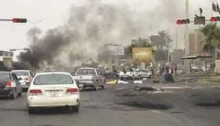 حرق الإطارات عند الإشارة الضوئية بطريق الشط 