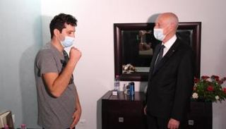 جانب من زيارة الرئيس التونسي قيس سعيد لفرد الأمن المصاب