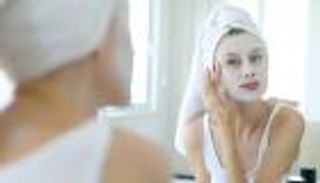 5 مكونات طبيعية "ممنوعة" على البشرة.. منها السكر والقرفة