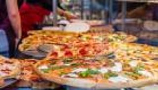 فيديو.. إكرامية "مفاجئة" لعامل توصيل بيتزا عمره 89 عاما