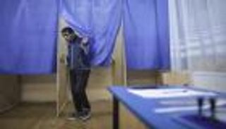 بأول مرشح أجنبي في تاريخها.. انطلاق انتخابات محلية برومانيا 