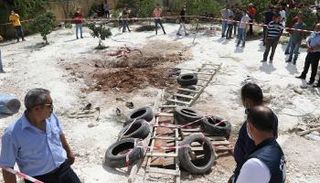 فلسطينيون بموقع حفرة الامتصاص