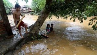 الرياح اقتلعت  الأشجار في 4 قرى بإندونيسيا