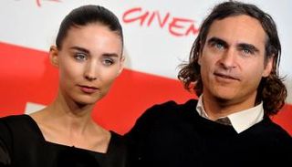 الممثل الأمريكي خواكين فينيكس وزوجته روني مارا