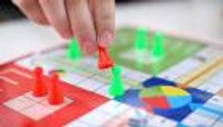 هندية تطلب إلغاء نسبها لوالدها.. فاز عليها في لعبة الليدو