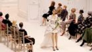 فيديو وصور.. عرض أزياء يناور كورونا بـ"دمى متحركة"