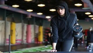 سعودية تتدرب على رفع الأثقال في صالة رياضية