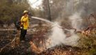 إخلاء مستشفى ومئات المنازل جراء الحرائق بكاليفورنيا