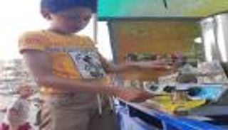 خذله والده فأصبح سندا لأمه.. "أحمد" يبيع الشاي وحلمه "خلافة صلاح"