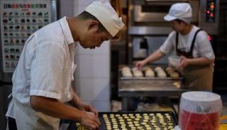 العمال يتواصلون في المطعم بلغة الإشارة فقط