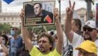 نافالني يكشف عن زيارة ميركل "السرية" بالمستشفى