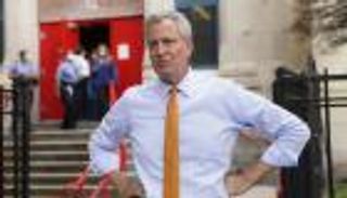 عمدة نيويورك ينجو من "سكوتر".. كيف تصرف مع المتسبب؟