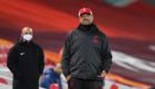 كلوب يتهكم على أسطورة يونايتد بعد الفوز على أرسنال