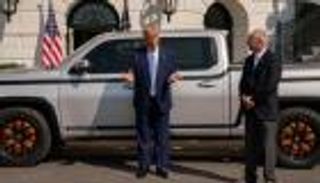 بأول شاحنة كهربائية.. ترامب يغازل "الياقات الزرقاء"