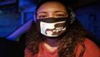 "كمامة نسوية".. فتاة تستغل كورونا للتوعية بحقوق المرأة