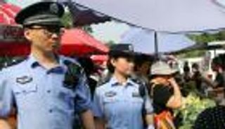 رجل يلقي ابنه في البحر.. لهذا السبب