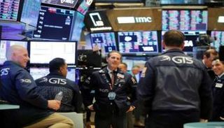  متعاملون أثناء التداول في بورصة وول ستريت - رويترز 