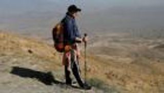 بالصور.. شابة أفغانية تتحدى "القيود" وقمم الجبال