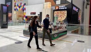 الإمارات تشدد على إجراءات احتواء فيروس كورونا