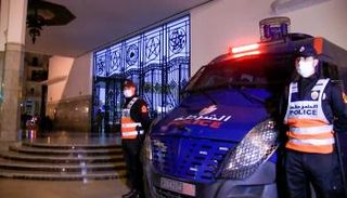 رجال أمن يحرسون محطة القطار بالعاصمة الرباط