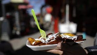 الحظر يشمل أدوات المائدة والأطباق البلاستيكية