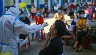 شخص يخضع لاختبار فيروس كورونا 