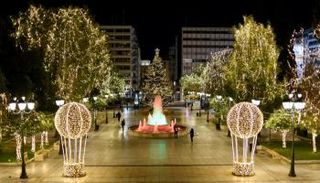 ميادين اليونان خاوية مع عودة إجراءات احتواء كورونا عقب الكريسماس