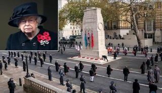 الملكة إليزابيث الثانية في النصب التذكاري في وايتهول بوسط لندن.