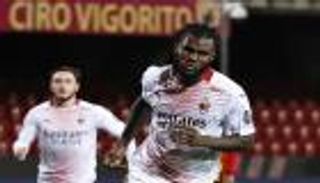 ميلان يتحدى النقص العددي ويستعيد صدارة الدوري الإيطالي