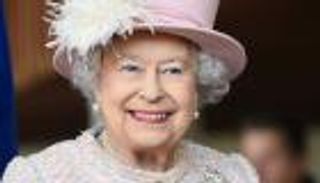 الملكة إليزابيث شابة في الـ95.. كريم سعره 12 دولارا سر نضارة بشرتها