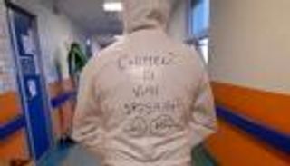 ممرض يطلب الزواج من حبيبته على بدلة كورونا