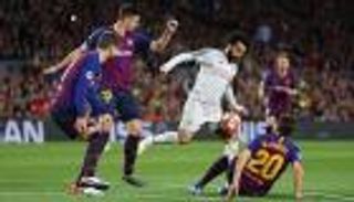 نصيحة إنجليزية.. ريال مدريد أفضل لمحمد صلاح من برشلونة